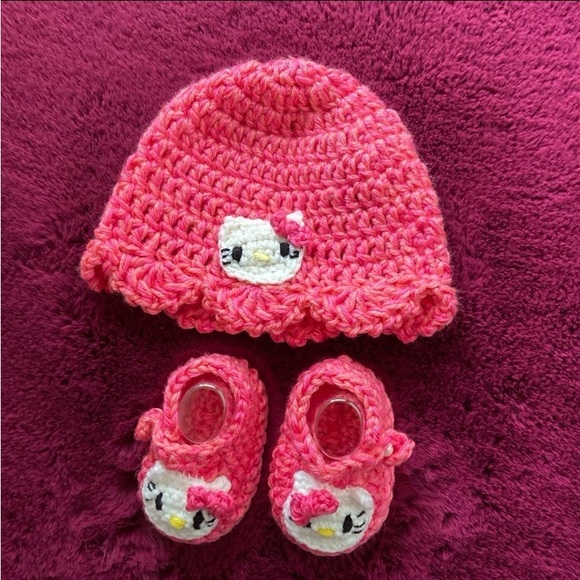 Adorable! Hello kitty, pearl button crochet baby booties and hat - Picture 6 of 8